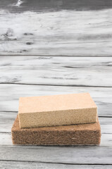 illustrazione primo piano di componenti in materiali naturali per l'isolamento termico e acustico di edifici e pareti, sfondo in legno, Generative Ai