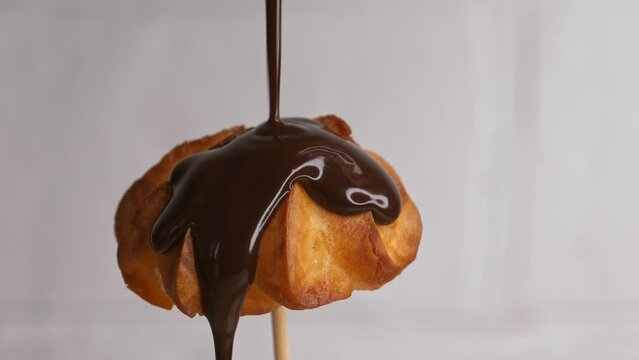 food video: chocolate pour on eclair cake