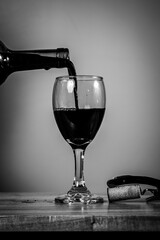 Persona sirviendo vino en copa de vidrio