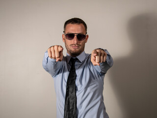 Hombre elegante señalando al expetador en actitud de éxito