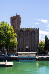 Cathédrale Saint-Etienne d'Agde depuis les bords de l'Hérault