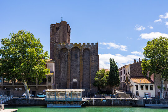 Cath&eacute;drale Saint-Etienne d'Agde depuis les bords de l'H&eacute;rault