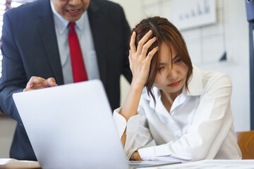 Obraz premium Financial business concept, Senior business angry and reprimand an employee while mistake work