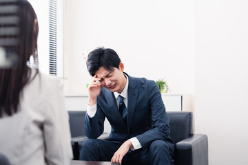 商談で厳しい表情を見せるビジネスマン
