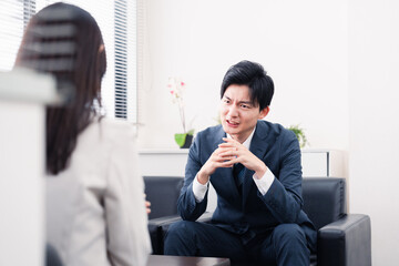 商談で厳しい表情を見せるビジネスマン