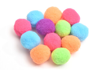 白背景に並んだカラフルな手芸用のポンポン（フェルトボール）、集合