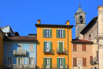 EDIFICI COLORATI E CAMPANILI DI ARONA, ITALIA, COLORFUL BUILDINGS OF ARONA, ITALY 