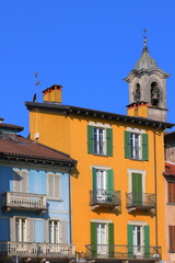 Fototapeta na wymiar EDIFICI COLORATI E CAMPANILI DI ARONA, ITALIA, COLORFUL BUILDINGS OF ARONA, ITALY 