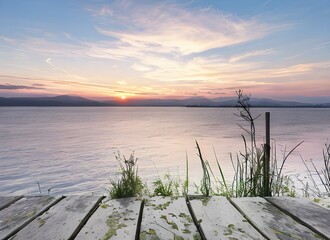 ウッドデッキから見る美しい湖の夕日
