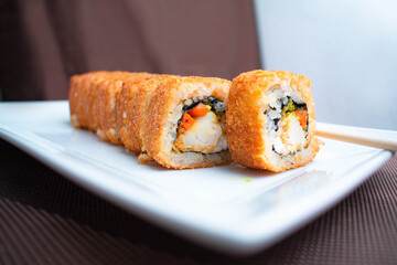 Platillo de sushi con camaron restaurant o comida japonesa