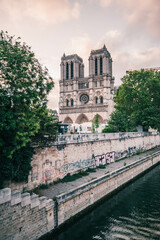 Fototapeta na wymiar Quartier Notre-Dame de Paris, levée du soleil dans les rues de Paris