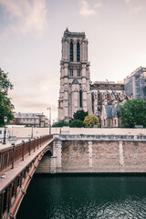 Quartier Notre-Dame de Paris, levée du soleil dans les rues de Paris - 621314834