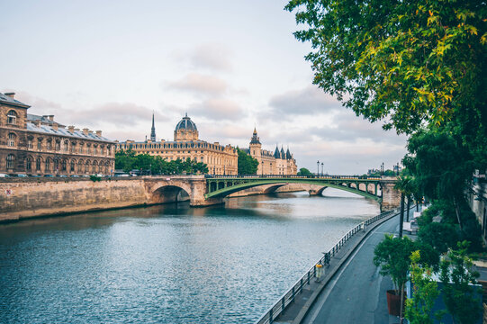 Quartier Notre-Dame de Paris, lev&eacute;e du soleil dans les rues de Paris