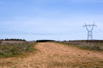 Torreta eléctrica junto a un camino de piedra en tierras de Castilla y León