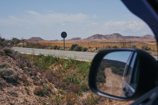 Route d&eacute;sertique dans r&eacute;troviseur