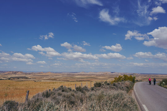 2 cyclistes sur route dans le d&eacute;sert