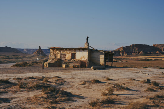 Maison en pierre au milieu du désert
