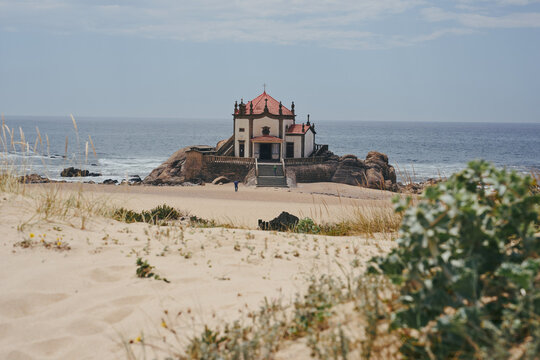 Plage avec chapelle