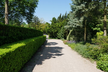 Fototapeta na wymiar Gartenweg im Park der Gärten in Bad Zwischenahn