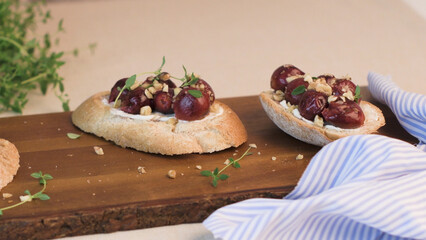 Toasts with goat cheese