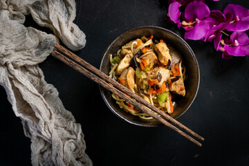 Fried noodles with chicken and vegetables.