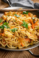 Fried noodles with chicken and vegetables.