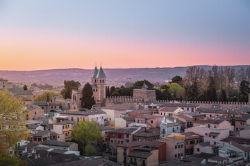 Fototapeta premium Toledo Skyline at sunset with Puerta de Bisagra Nueva Gate - Toledo, Spain