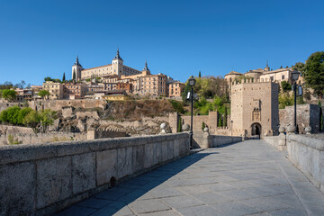 Obraz premium Alcantara Bridge and Alcazar of Toledo - Toledo, Spain