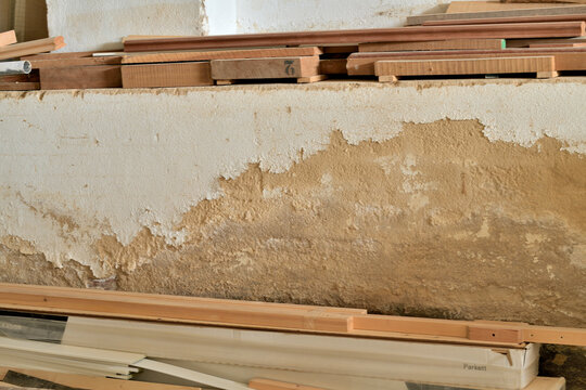 pared con humedad y deteriorada con la pintura ca&iacute;da 