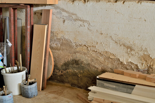 pared con humedad y deteriorada con la pintura ca&iacute;da 