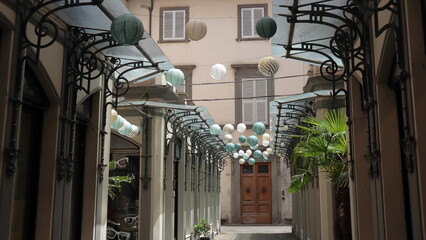 strada con lanterne  di carta, Italia 