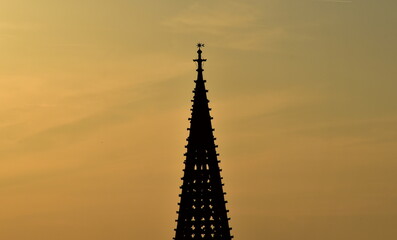 Turm des Freiburger Münsters im Abendrot