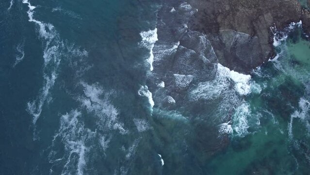 Toma de drone cenital del mar y rocas