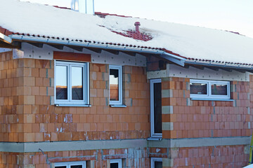 Ein Neubau eines Einfamilienhauses mit eingebauten Fenstern