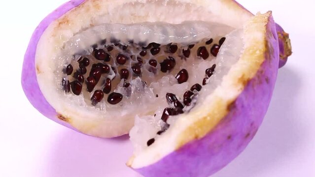 白背景のアケビの実　回転