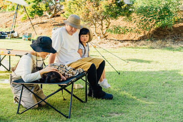 キャンプ場に来て遊び疲れてコットに眠る子供（体調不良・発熱）
