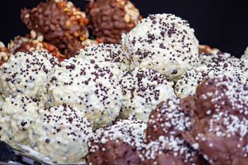 Trufas de chocolate diversas. Sobremesa.