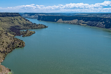 Obraz premium The Crooked River flows through the formations at the Cove Palis