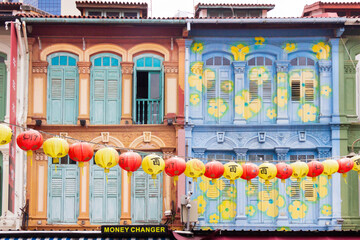 Naklejka premium Colourful Chinese shophouses and lanterns in Pagoda street, Chinatown, Singapore