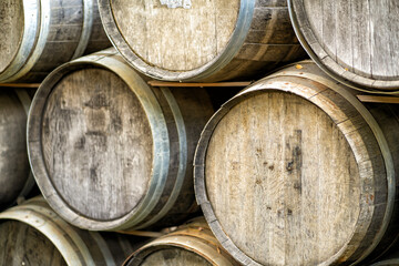 Stacked old wood wine casks - 621423431