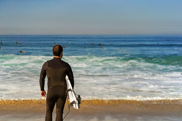 Surfer waiting on the beach - 621423458