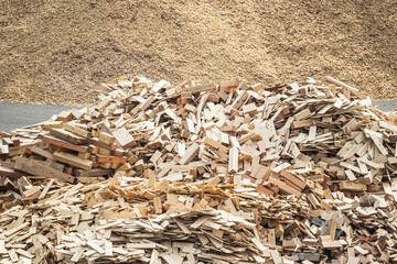 オガコ前の乱雑に積まれた木片