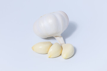 Fototapeta na wymiar Fresh garlic herb food on a white background.This culinary ingredient adds natural flavor and aroma to your meals. Ideal for gourmet cooking and food styling. A tasty addition to any recipe.