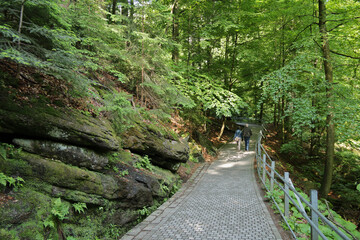 zwei Personen beim Spaziergang durch das Riesengebirge