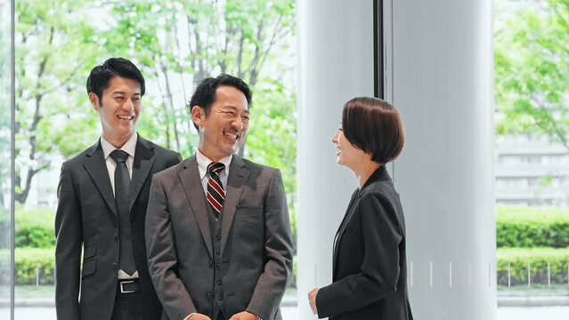 ロビーで会話するエグゼクティブビジネスパーソンのグループ