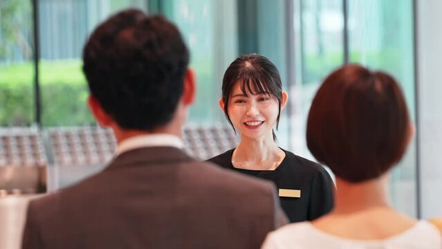 カップルを案内する女性案内員