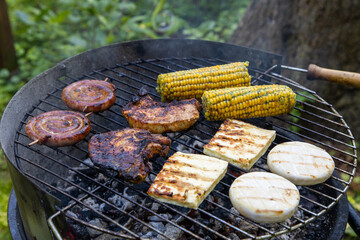Mais Fleisch Grillkäse und Würstchen beim Barbecue