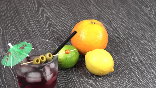 Aperitivo a base di frutta e agrumi, con olive e ghiaccio