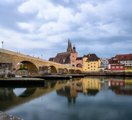 Steinerne Brück in Regensburg am Abend im Regen