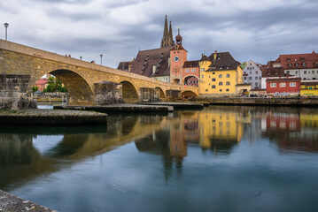 Steinerne Brück in Regensburg am Abend im Regen